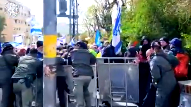 القدس: الآلاف يتظاهرون احتجاجًا على قرار بنيامين نتنياهو بإقالة رئيس الشاباك "رونين بار"