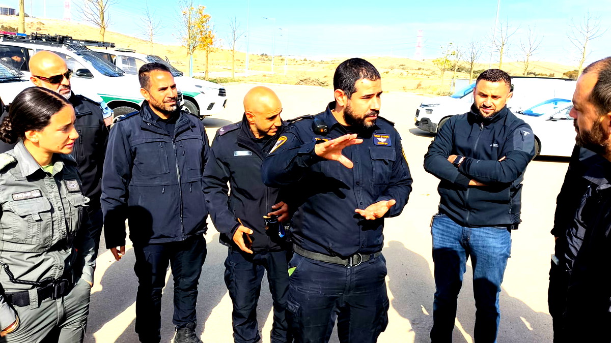 بعد مداهمة عدد من المنازل في بئر السبع| اعتقال شخصين بعد ضبط 7 كيلو ذهب ومركبتين فارهتين ومبلغ مالي كبير في اللقية