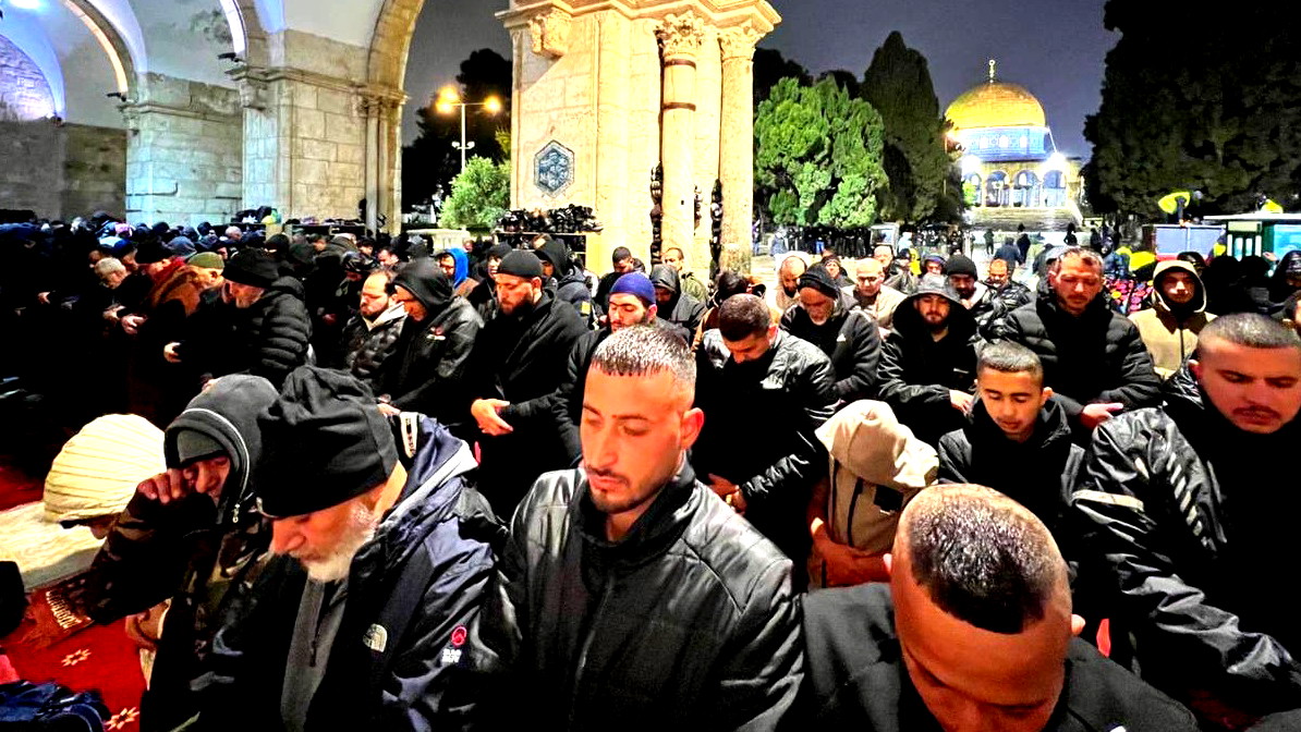 الأوقاف الإسلامية في القدس: آلاف المصلين يؤدون العشاء والتراويح في المسجد الأقصى رغم الأمطار الغزيرة والبرد القارس