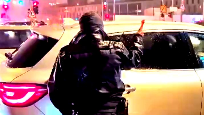 شرطي إسرائيلي يحطم زجاج مركبة تعيق حركة المرور في القدس احتجاجا على إقالة رئيس جهاز الشاباك (فيديو)