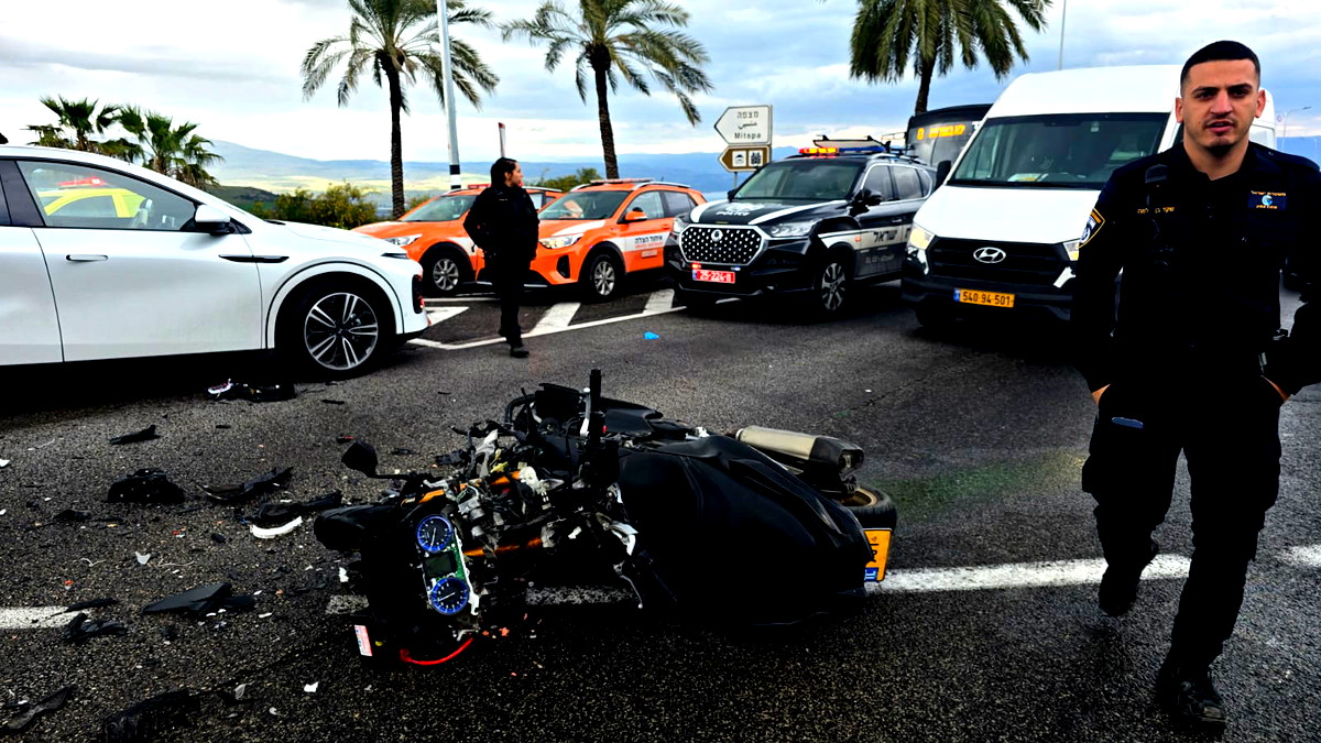 إصابة خطيرة لسائق دراجة نارية جرّاء اصطدامه بمركبة على شارع 77 بالقرب من طبريا