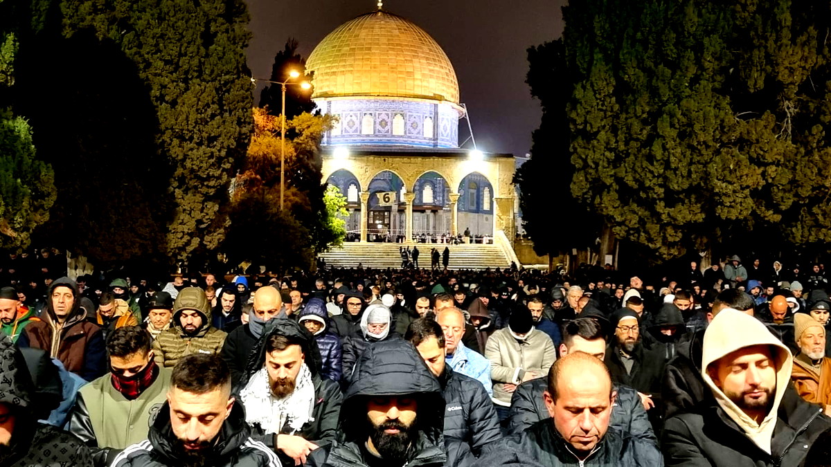 فيديو وصور| عشرات الآلاف يؤدون صلاتي العشاء والتراويح في المسجد الأقصى المبارك رغم الأمطار الغزيرة والبرد الشديد