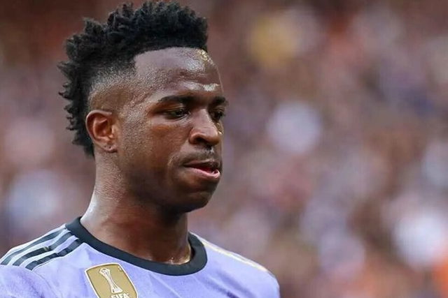 اللاعب فينيسيوس جونيور يكشف تصرف زميله رافينيا معه في نهاية مواجهة كولومبيا
