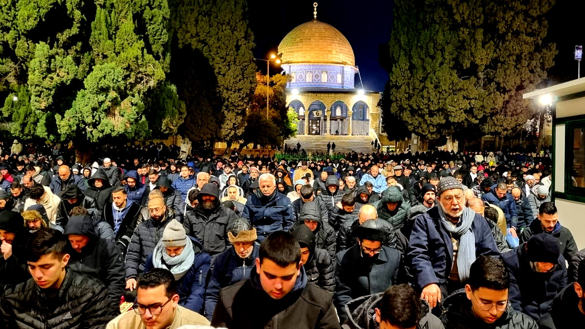 آلاف المصلين يؤدون صلاة العشاء والتراويح في المسجد الأقصى 