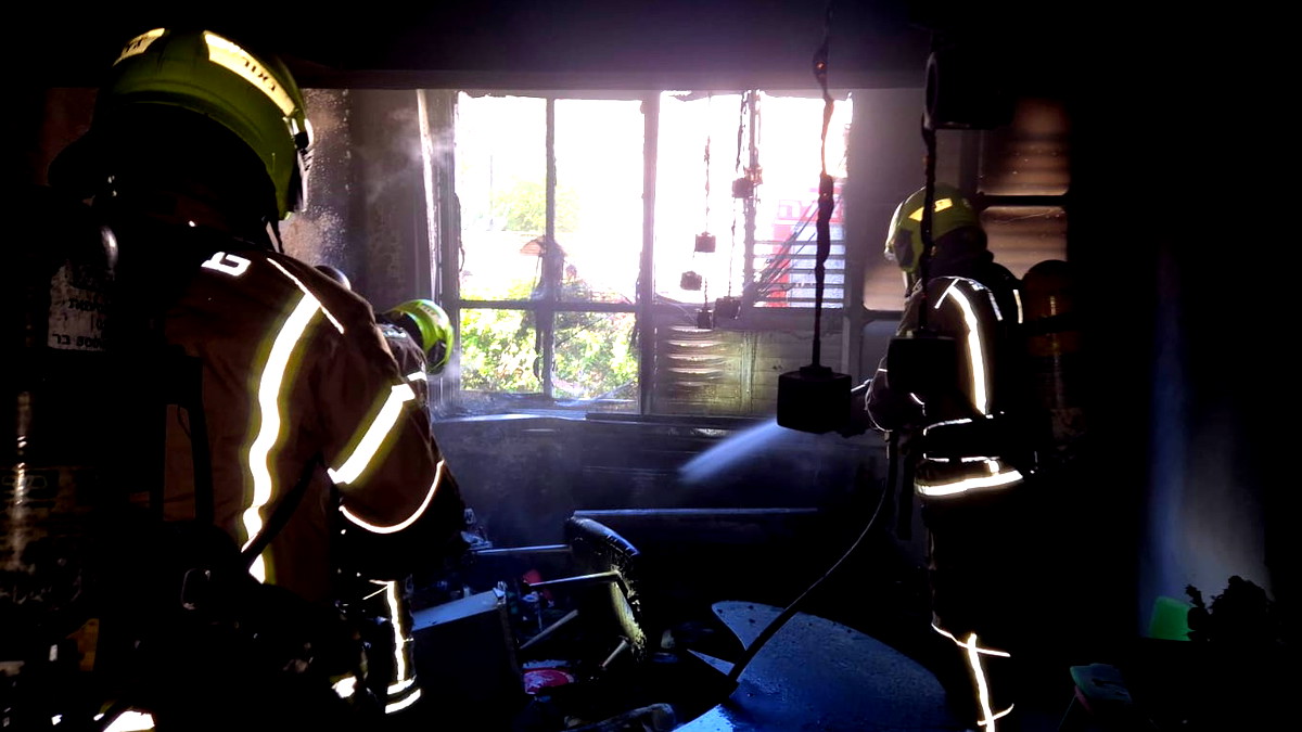 إصابة امرأة بجروح خطيرة إثر حريق في منزل بحيفا