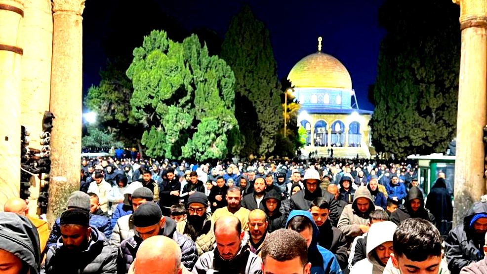 فيديو وصور| عشرات الآلاف يؤدون صلاتي العشاء والتراويح في المسجد الأقصى المبارك