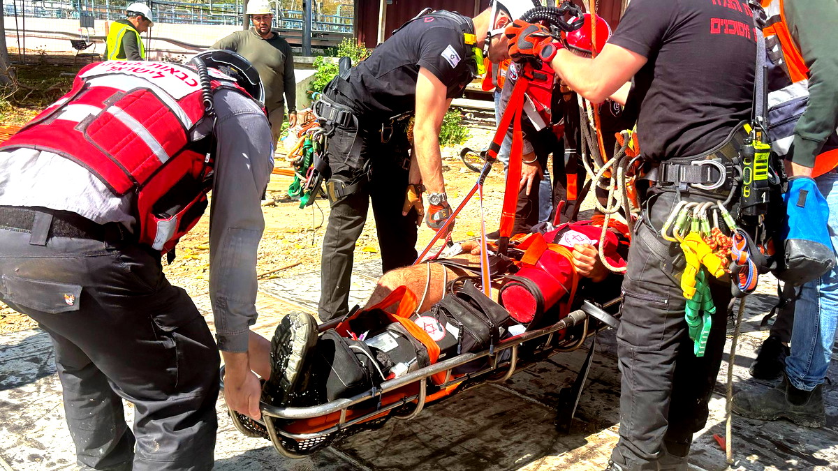 حيفا: تخليص عامل بعد سقوطه داخل حفرة للصرف الصحي- حالته متوسّطة