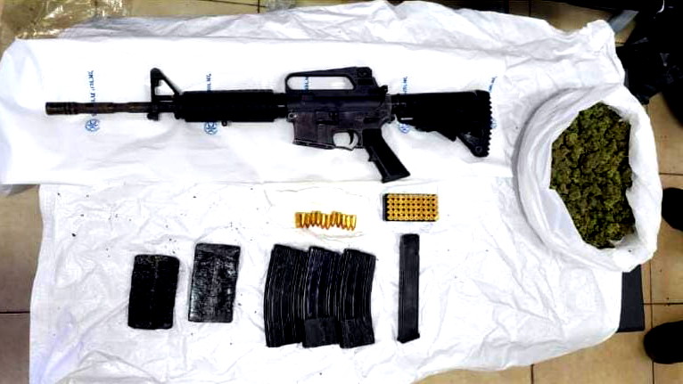 خلال نشاط ضد الجريمة والعنف في بسمة طبعون -  العثور على سلاح M-16 ومخازن ذخيرة ومواد يشتبه بأنها ماريجوانا