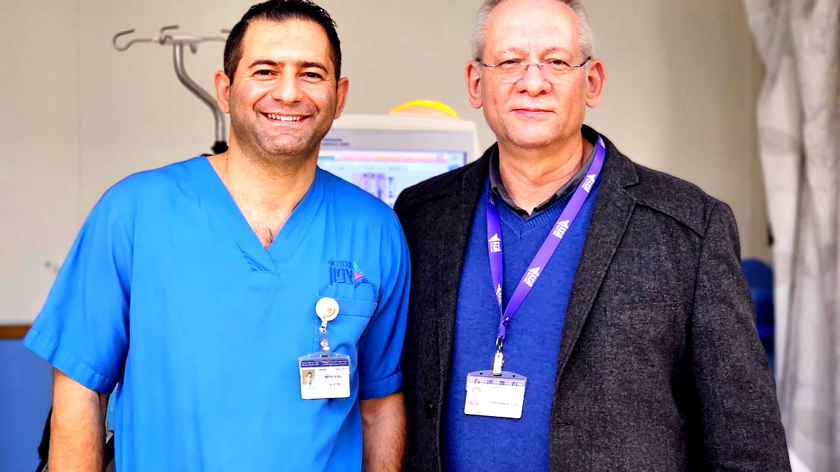 الممرض محمد غنايم.. الملاك الحارس في قسم غسل الكلى في المركز الطبي تسفون