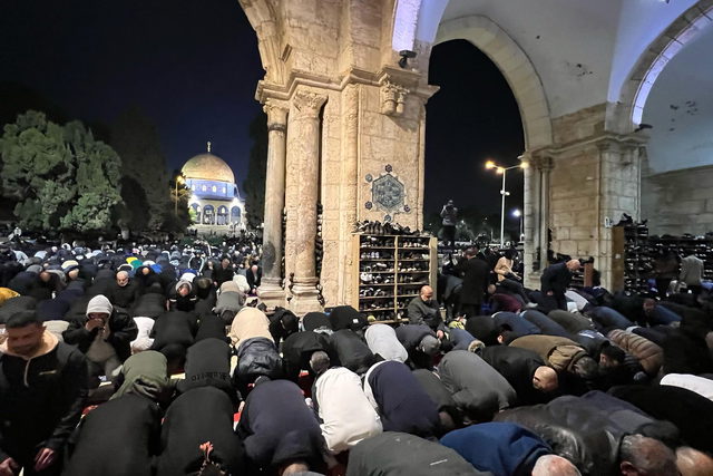 80 ألف مصلٍّ أدوا صلاتي العشاء والتراويح في اليوم الرابع والعشرين من شهر رمضان المبارك في رحاب المسجد الأقصى
