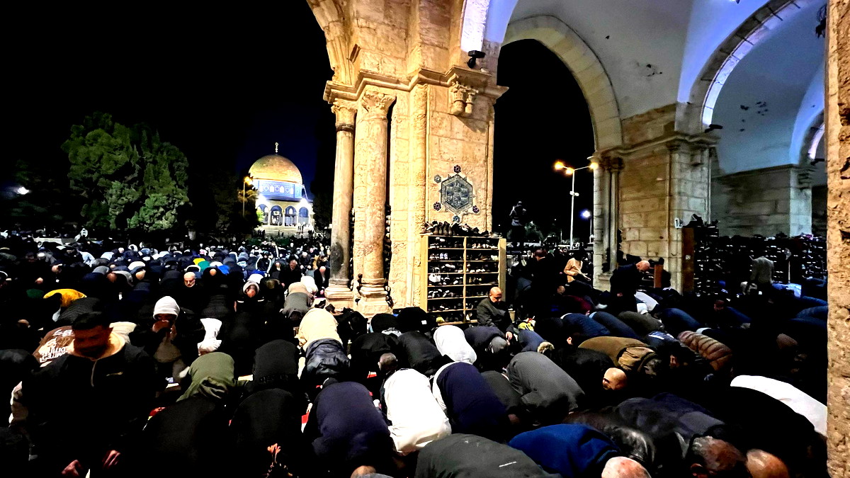 فيديو وصور| 80 ألف مصلٍّ أدوا صلاتي العشاء والتراويح في اليوم الرابع والعشرين من شهر رمضان المبارك في رحاب المسجد الأقصى