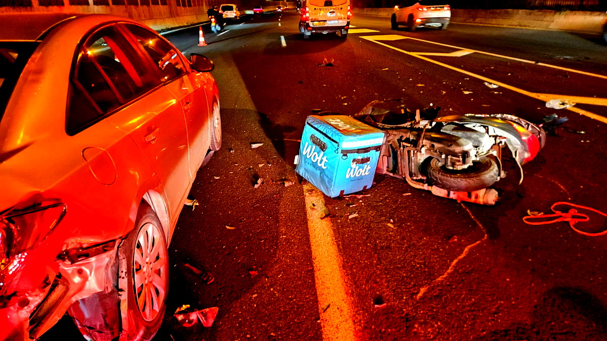 أثناء تفعيل صفارات الإنذار... اصابة رجل (44 عامًا) بجراح متوسطة جراء حادث طرق على شارع 20