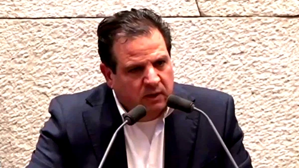 النائب عودة يستجوب وزير الأمن بعد اختطاف المخرج الفلسطيني بلال حمدان على يد الجيش الإسرائيلي