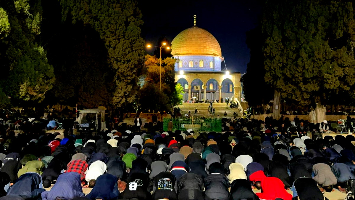 100 ألف مصلٍ أدوا صلاتي العشاء والتراويح في اليوم الخامس والعشرين من شهر رمضان في رحاب المسجد الأقصى