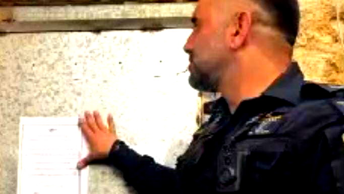 عكّا: إغلاق صالون حلاقة ومبنى في المدينة يُشتبه باستخدامهما كنقاط لتجارة المخدرات