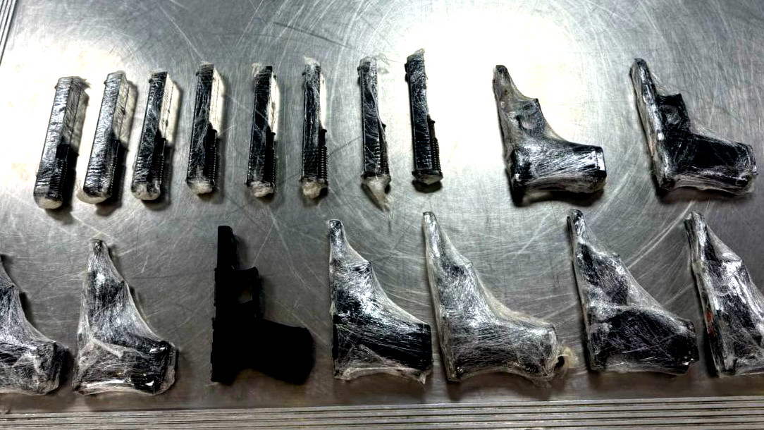 احباط تهريب 9 مسدسات من الاردن عبر معبر رابين في ايلات واعتقال شاب من بير هداج