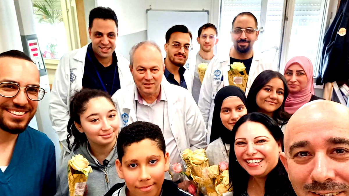 تكريم طاقم الأطباء في المستشفى الانجليزي