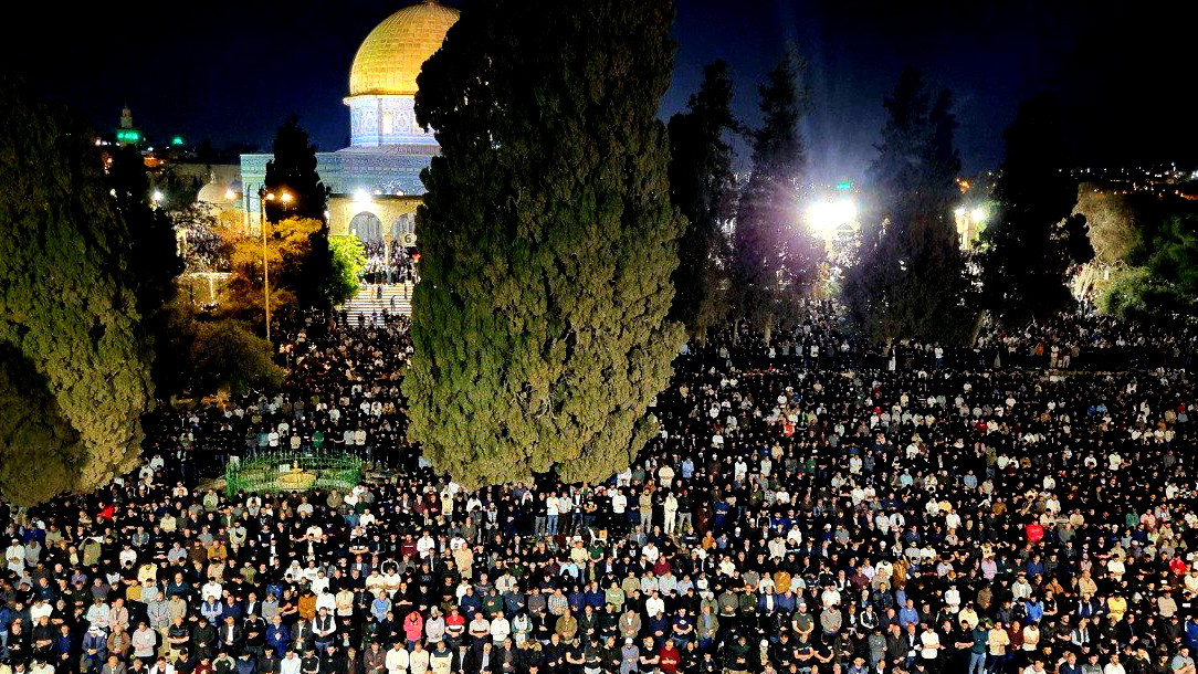 القدس: عشرات الآلاف يؤدون صلاة ليلة القدر في الأقصى