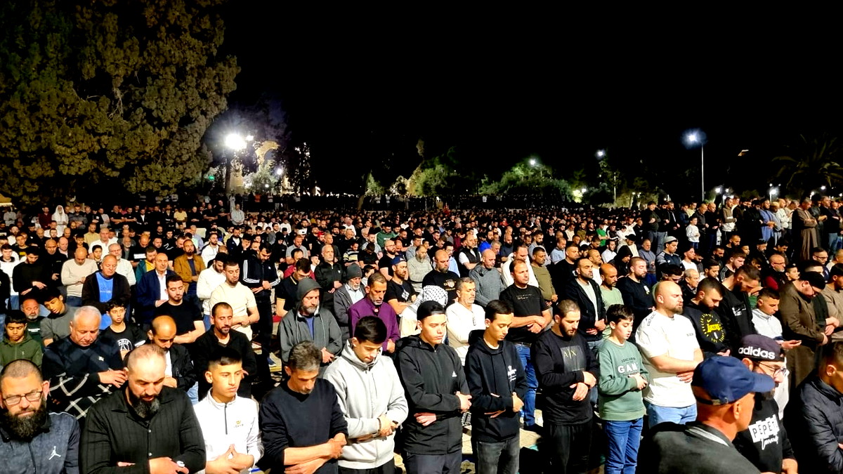 القدس: 70 ألف مصلٍّ يؤدون صلاتي العشاء والتراويح في الأقصى