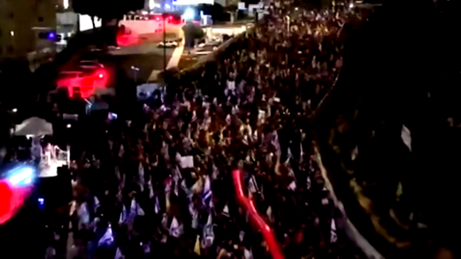 آلاف الإسرائيليين يتظاهرون ضد الحكومة.. نتنياهو يتهم المعارضة بإثارة "الفوضى"