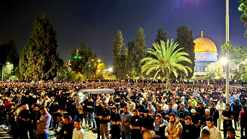 فيديو وصور| 100 ألف مصلٍّ أدوا صلاتي العشاء والتراويح في اليوم الـ28 من شهر رمضان المبارك في رحاب المسجد الأقصى