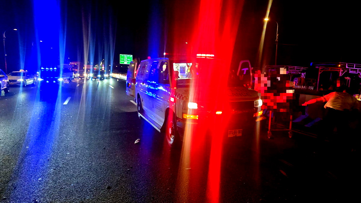 مصرع شاب و 4 إصابات بينها خطيرة في حادثي طرق ودهس على شارع 4 بالقرب من حولون