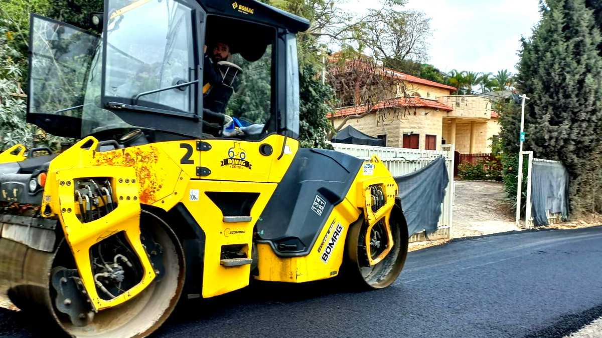 تعبيد الشارع الشرقي بمدخل كفرقرع قبل حلول عيد الفطر