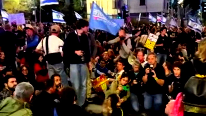 استمرار الاحتجاجات في تل ابيب ضد الحكومة والمطالبة بصفقة تبادل