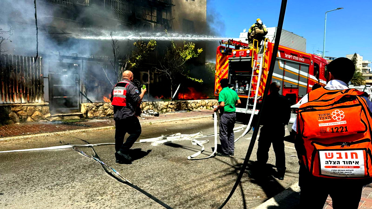 إصابة فتى يبلغ من العمر 14 عامًا جراء حريق في 6 شقق سكنية بالرملة