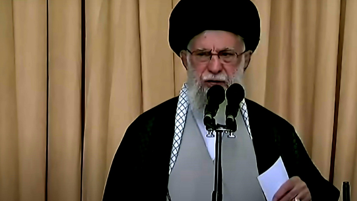 خامنئي يرد على تهديدات ترامب: إيران سترد بقوة مماثلة على أي هجوم