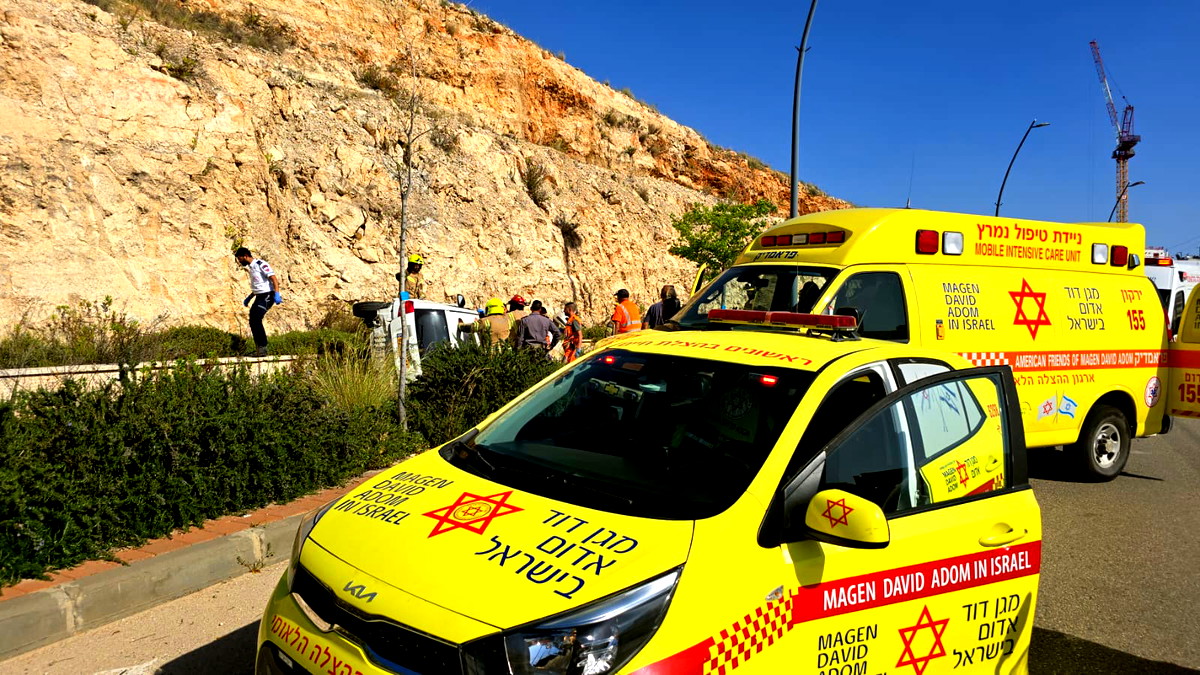 حرب الشّوارع- إصابتان إحداها خطيرة لشابة (25 عامًا) من جرّاء انقلاب مركبة في منطقة المركز