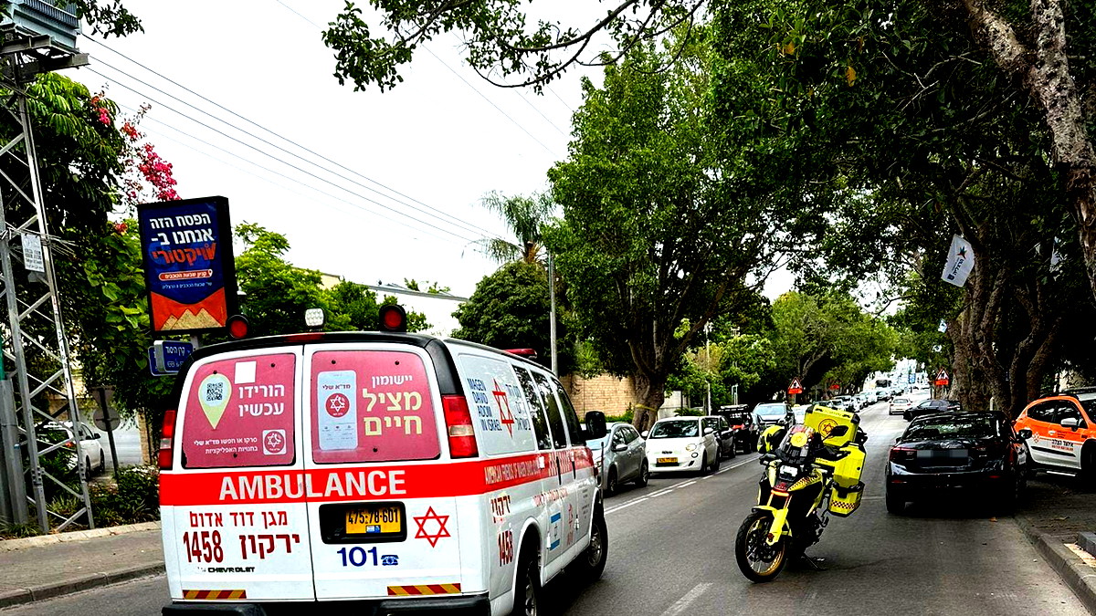 عمليات انعاش لشاب (25 عامًا) بعد تعرضه للغرق بأحد الشواطئ في هرتسليا