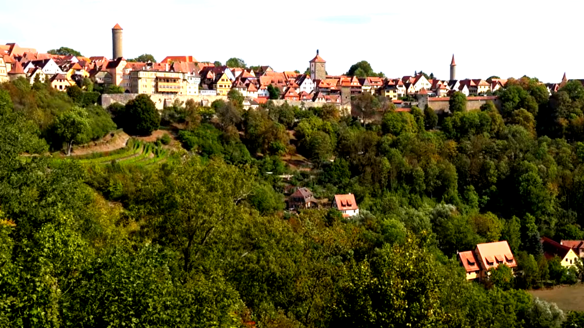 "روتنبورغ أب دير تاوبر".. المدينة الألمانية المسوّرة التي تأسر زوارها بسحر العصور الوسطى
