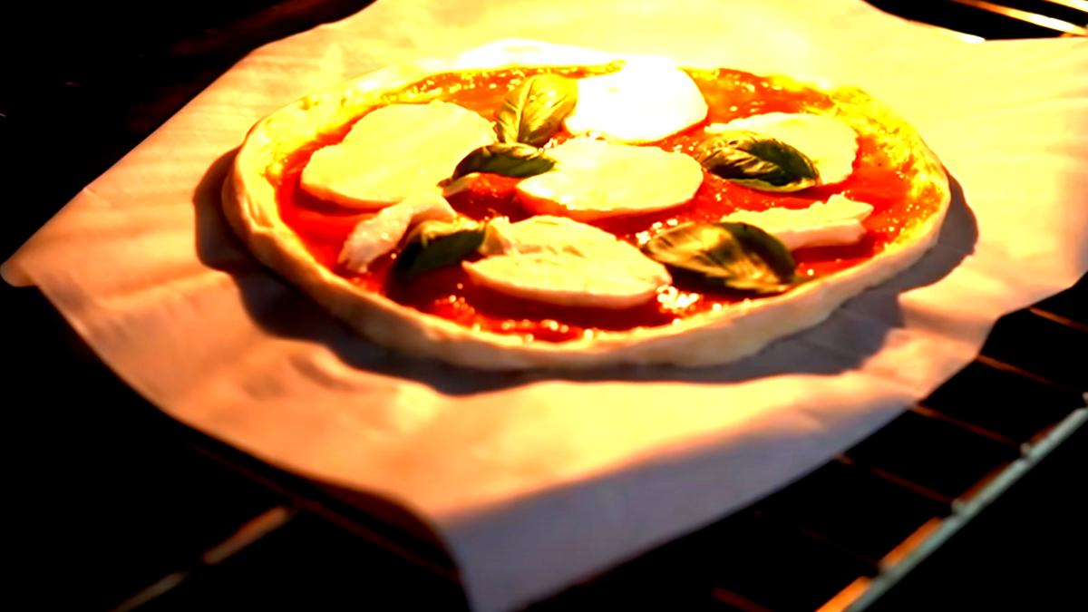 طريقة عمل بيتزا مارغريتا نابوليتانا الأصلية بالنكهة الإيطالية الأصيلة