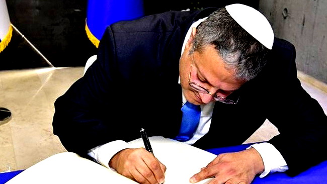 مديرة مكتب الوزير بن غفير تحت التحقيق بشبهة الحصول على رخصة سلاح بشكل غير قانوني