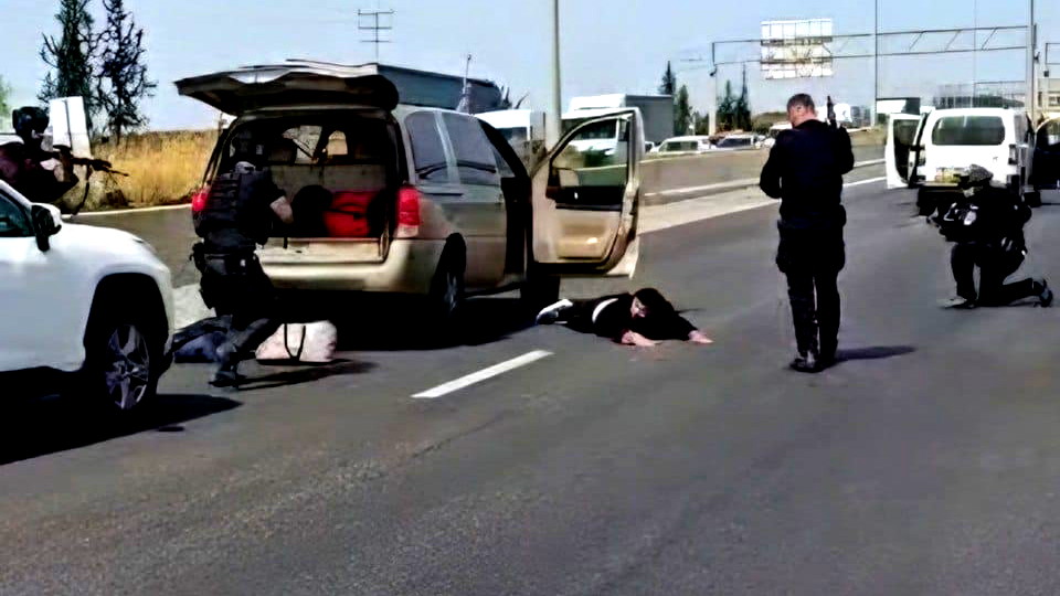 اعتقال 9 عمال قرب كفر قاسم بعد إغلاق شارع رئيسي بادعاء الاشتباه بنيّتهم تنفيذ عملية