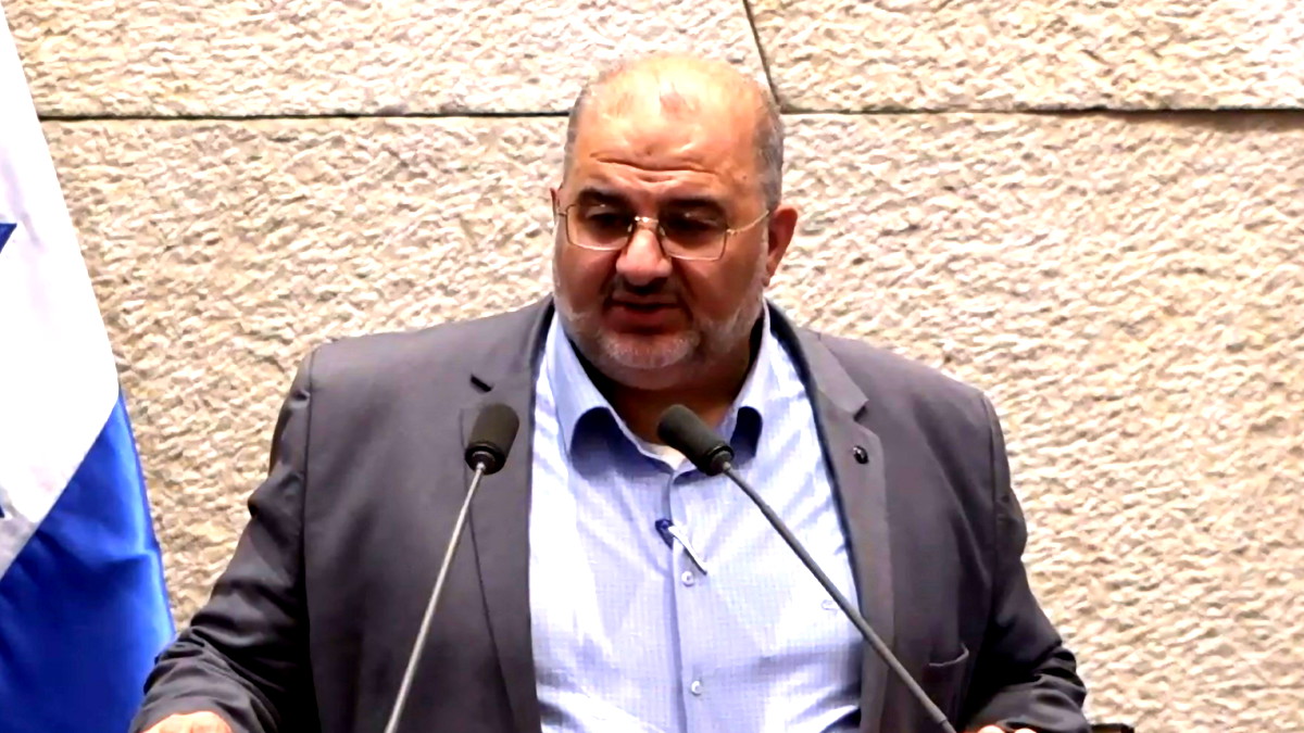 منصور عباس في مؤتمر يديعوت أحرونوت يدعو لوقف الحرب ويهاجم خطة التهجير ويطرح مبادرة جسور كخطة واقعية للحل السياسي