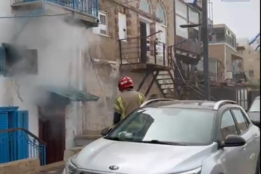 بالفيديو- اندلاع حريق داخل أحد فنادق البلدة القديمة في مدينة عكّا... لم يُبلغ عن إصابات