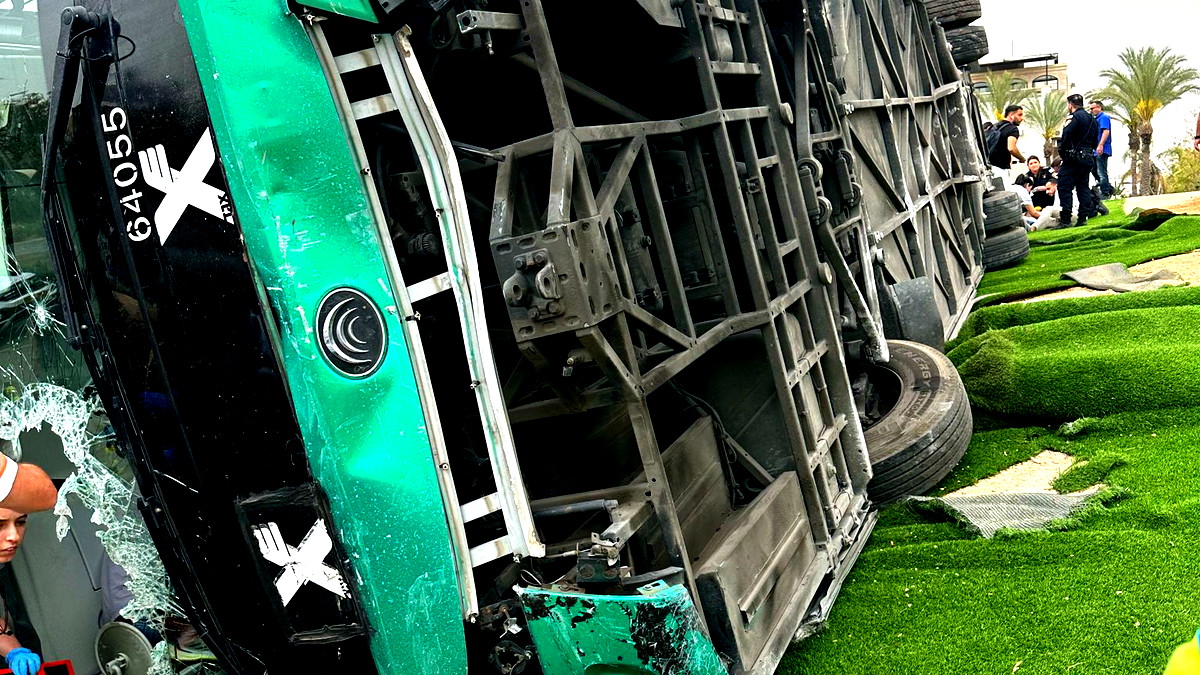 حادث سير بين حافلة وأربع مركبات في ريشون لتسيون يسفر عن 14 إصابة