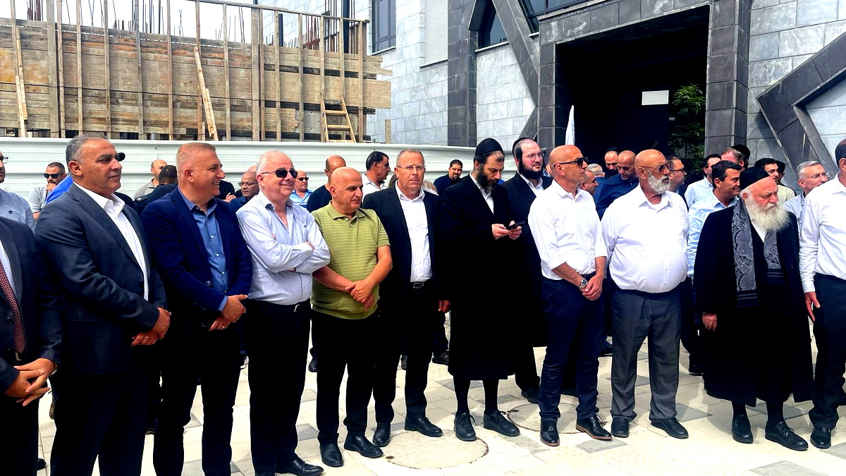 اجتماع رؤساء بلديات عربية مع وزير الإسكان لبحث قضايا وميزانيات التطوير للمجتمع العربي