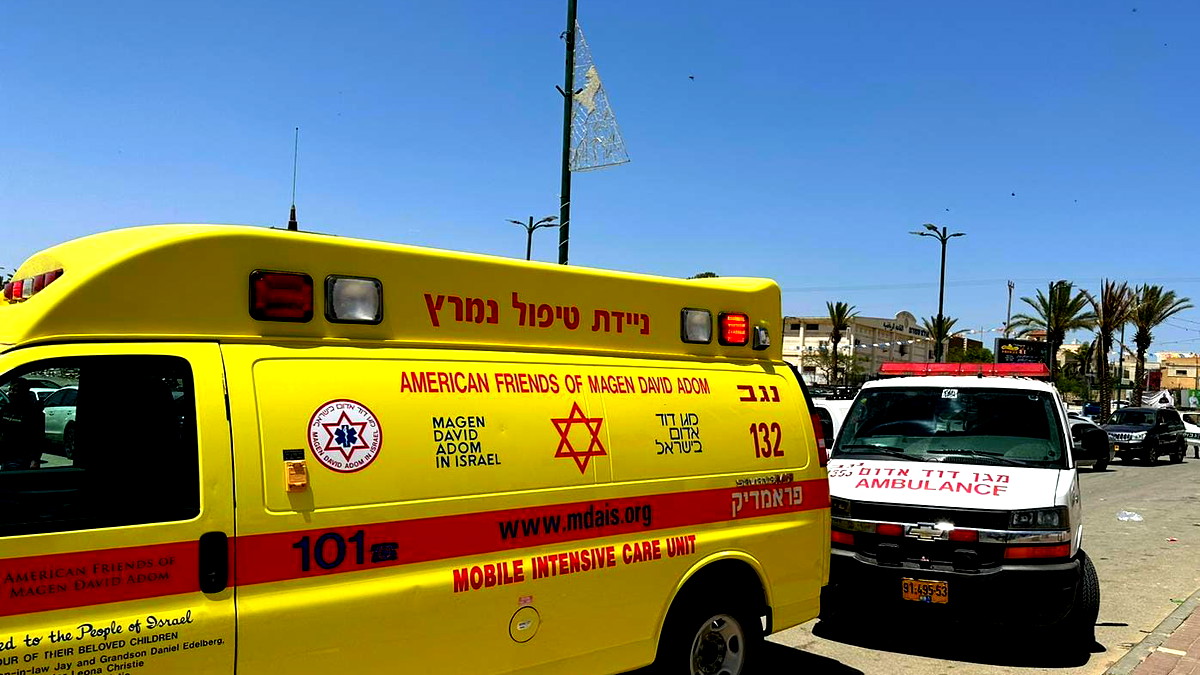 أربع إصابات إحداها متوسّطة من جرّاء حادث طرق وقع على شارع 40 في منطقة النقب