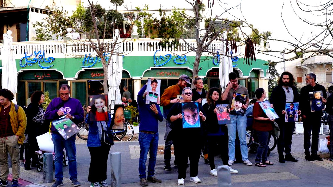 *"17 ألف طفل قُتلوا في غزة" .. صور أطفال غزة ترفع في يافا، بتظاهرة "نقف معًا" الداعية لوقف الحرب*