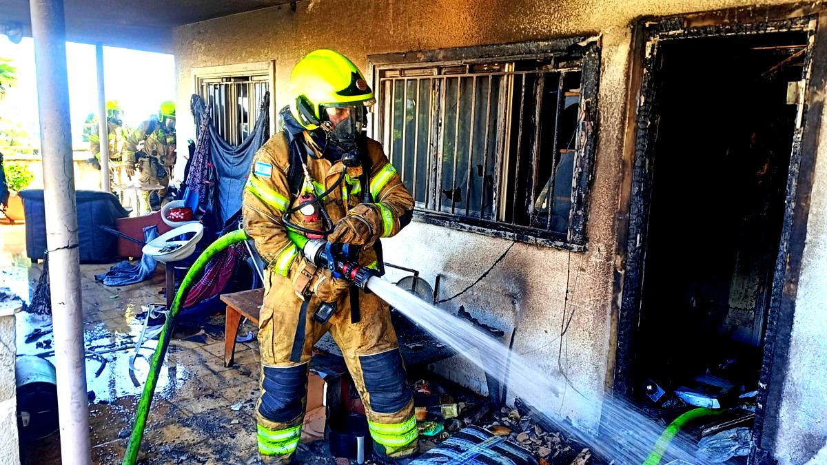 حيفا: تخليص عالقين من حريق في مبنى سكني