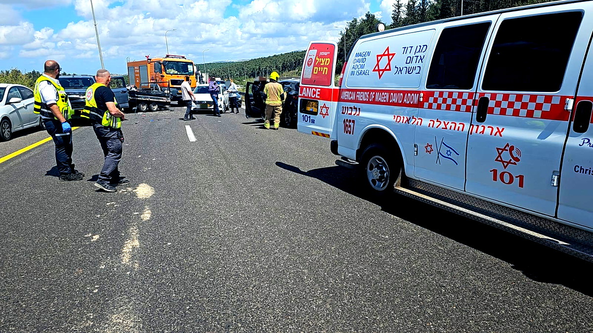 إصابة 4 أشخاص بجراح متفاوتة في حادث طرق بين 3 مركبات على شارع 79 بالقرب من الناصرة