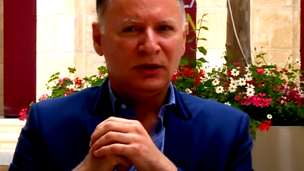 بسبب دعوى قضائية تتهمه بدعم "حماس".. استقالة ملياردير فلسطيني أميركي من منصبه في "هارفارد"