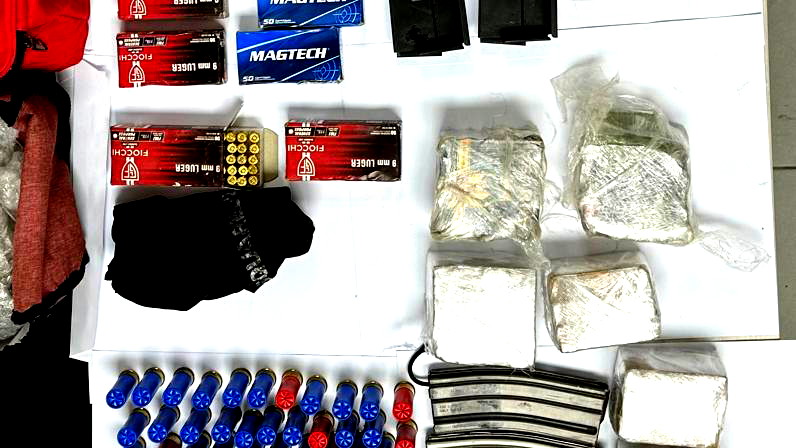 كفر قرع: الشرطة تضبط ذخيرة وأسلحة خلال مداهمة حفل زفاف وتوقف العريس