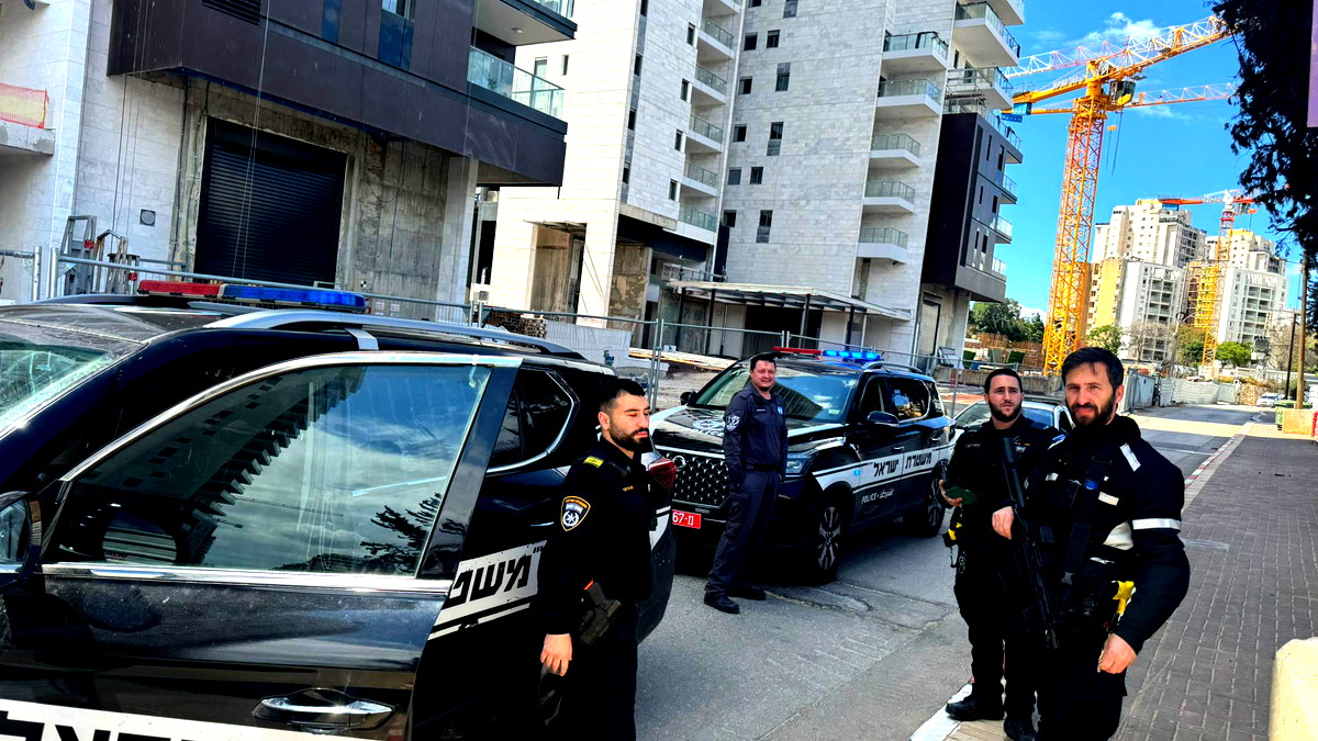 اعتقال 12 شخصًا من الضفة الغربية داخل ورشة بناء في كريات أونو وتقدّيم لوائح اتهام بحقهم