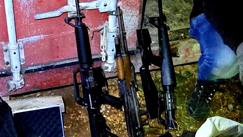 فيديو وصور- ضبط اسلحة في كفركنا واعتقال شابين