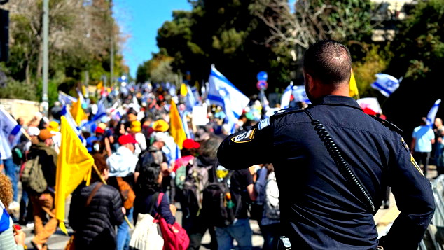 عائلات الأسرى الإسرائيليين تنتقد إلغاء اجتماع أمني بسبب خلافات سياسية