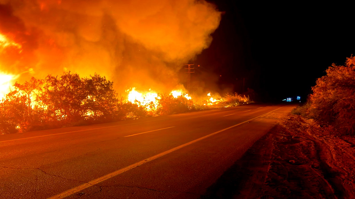 حريق ضخم قرب البحر الميت يهدد البلدات المجاورة بسبب الرياح الشديدة